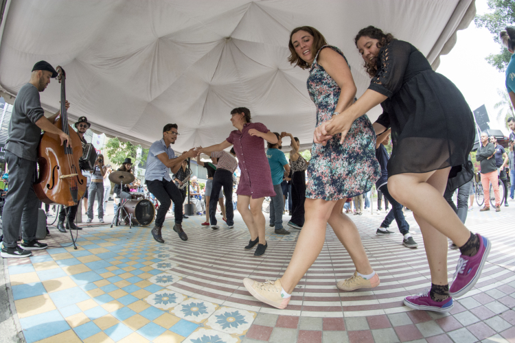 Alegría. Una de las bases de la comunidad que promueve el baile del swing es refrescar este ritmo y aprovechar toda ocasión para bailarlo. (Fotos: Mónika Neufeld)
